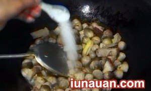 Ảnh minh họa 7 - Cách làm món nấm rơm xào thịt siêu ngon, siêu dễ giúp chàng khỏe hơn !