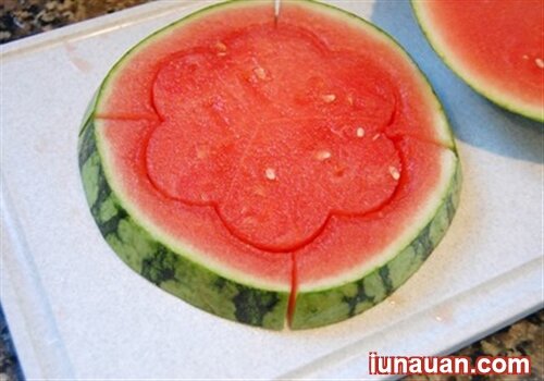 Ảnh minh họa 3 - Hướng dẫn cách cắt tỉa dưa hấu thành bình hoa siêu đẹp mắt, dễ thương !