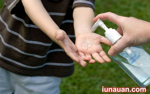 Ảnh minh họa 1 - Lưu ý mùa dịch covid 2: Mua cồn pha nước rửa tay sát khuẩn nếu không cẩn thận bố mẹ sẽ khiến trẻ nhỏ gặp nhiều nguy hiểm khôn lường !