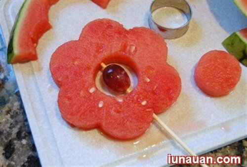 Ảnh minh họa 4 - Hướng dẫn cách cắt tỉa dưa hấu thành bình hoa siêu đẹp mắt, dễ thương !