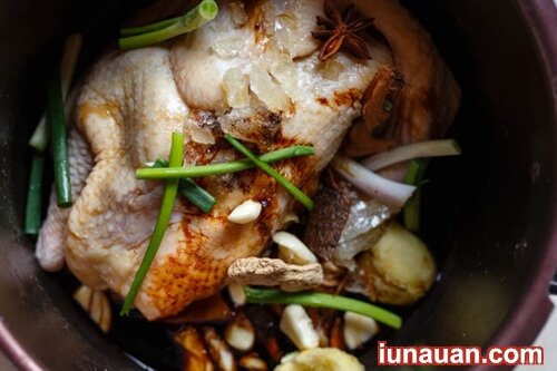 Ảnh minh họa 3 - Cách luộc gà kiểu mới giúp thịt gà vừa mềm vừa thơm ngon khó cưỡng !