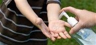 Lưu ý mùa dịch covid 2: Mua cồn pha nước rửa tay sát khuẩn nếu không cẩn thận bố mẹ sẽ khiến trẻ nhỏ gặp nhiều nguy hiểm khôn lường !