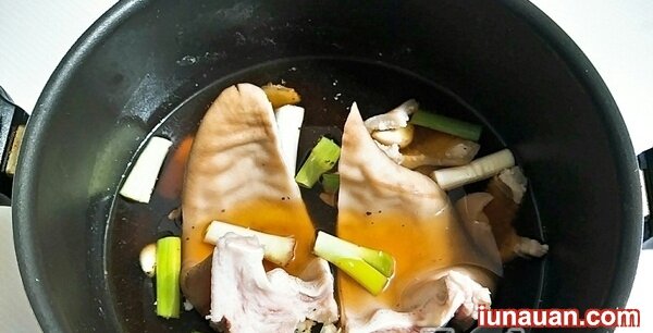 Ảnh minh họa 5 - Thơm ngon không thể chối từ với cách làm món tai heo kho tàu cực đưa cơm !