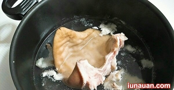 Ảnh minh họa 4 - Thơm ngon không thể chối từ với cách làm món tai heo kho tàu cực đưa cơm !