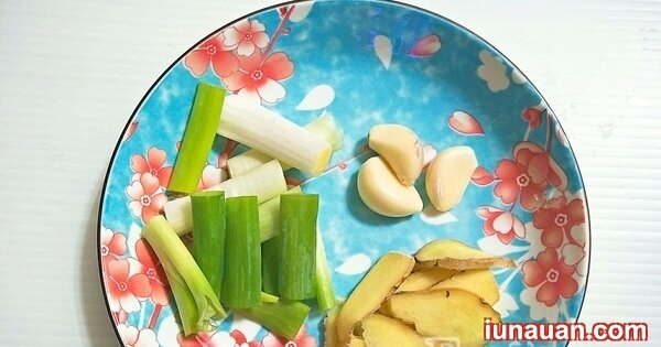 Ảnh minh họa 3 - Thơm ngon không thể chối từ với cách làm món tai heo kho tàu cực đưa cơm !