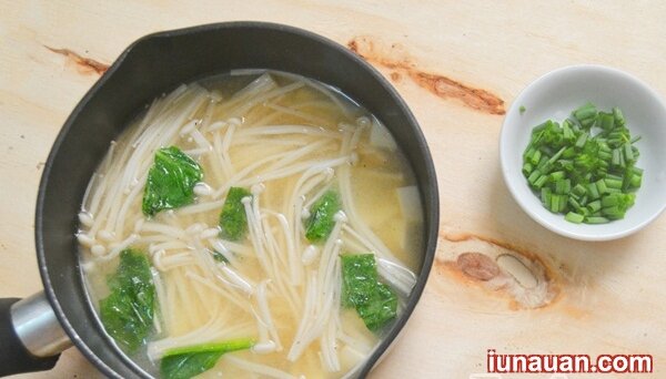 Ảnh minh họa 7 - Nhẹ nhàng thanh mát với món soup miso nấm kim châm cho ngày hanh khô !