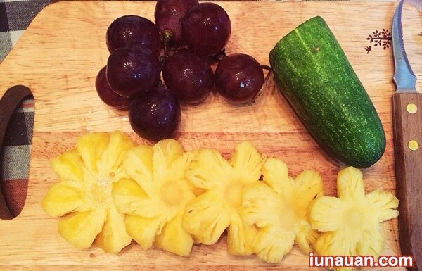 Ảnh minh họa 2 - Cách trang trí đĩa ăn từ dứa và nho siêu đẹp, siêu đơn giản !