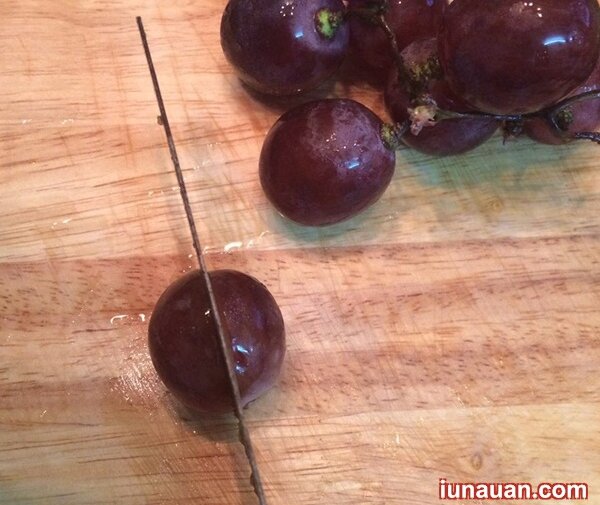 Ảnh minh họa 3 - Cách trang trí đĩa ăn từ dứa và nho siêu đẹp, siêu đơn giản !