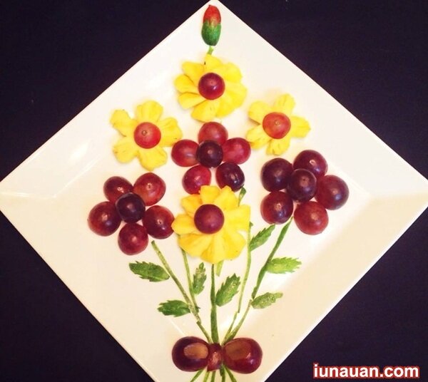 Ảnh minh họa 7 - Cách trang trí đĩa ăn từ dứa và nho siêu đẹp, siêu đơn giản !