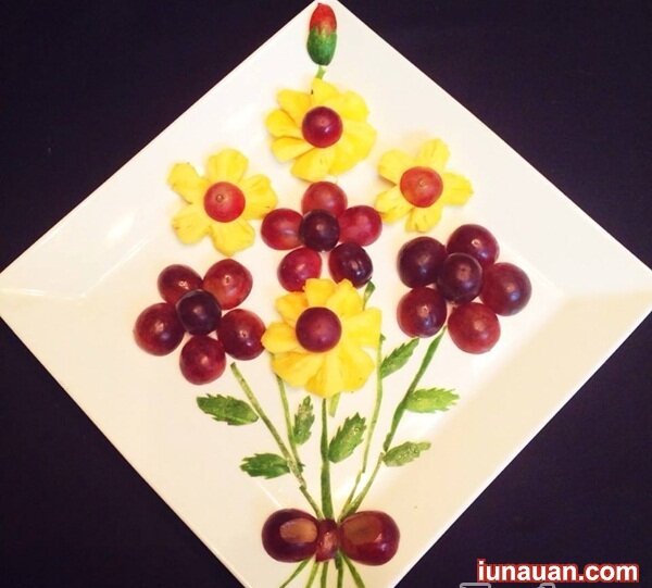 Ảnh minh họa 4 - Cách trang trí đĩa ăn từ dứa và nho siêu đẹp, siêu đơn giản !